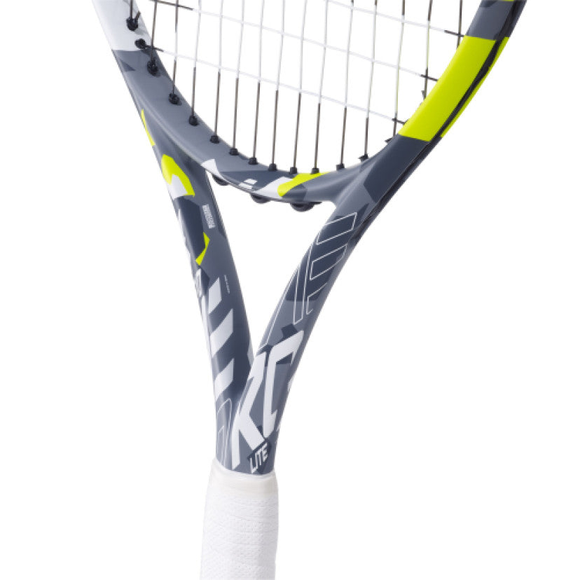 מחבט טניס Babolat Evo Aero Lite משקל 260 גרם | בבולט - תקריב על הידית והמסגרת של המחבט