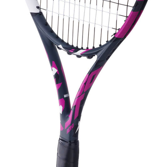 מחבט טניס Babolat Boost Aero Pink משקל 260 גרם | בבולט - תקריב על ידית המחבט ועיצובו המושך.
